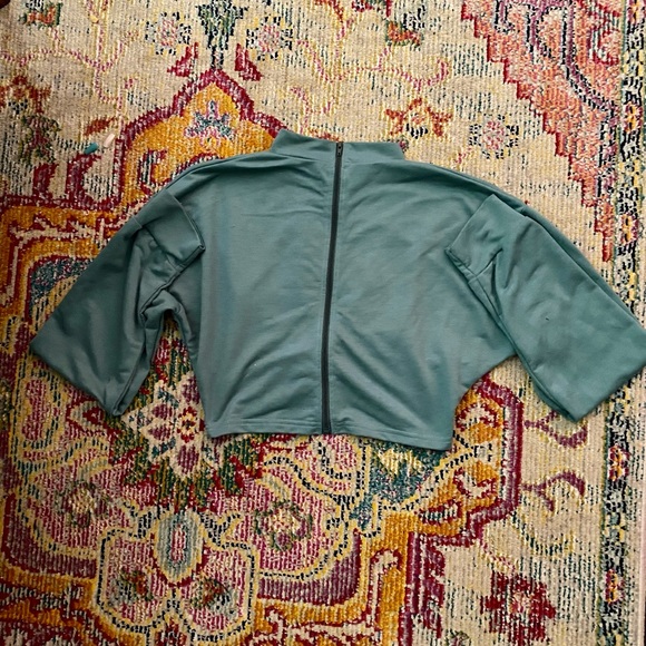 Twist Front Crop Top - Picture 6 of 6